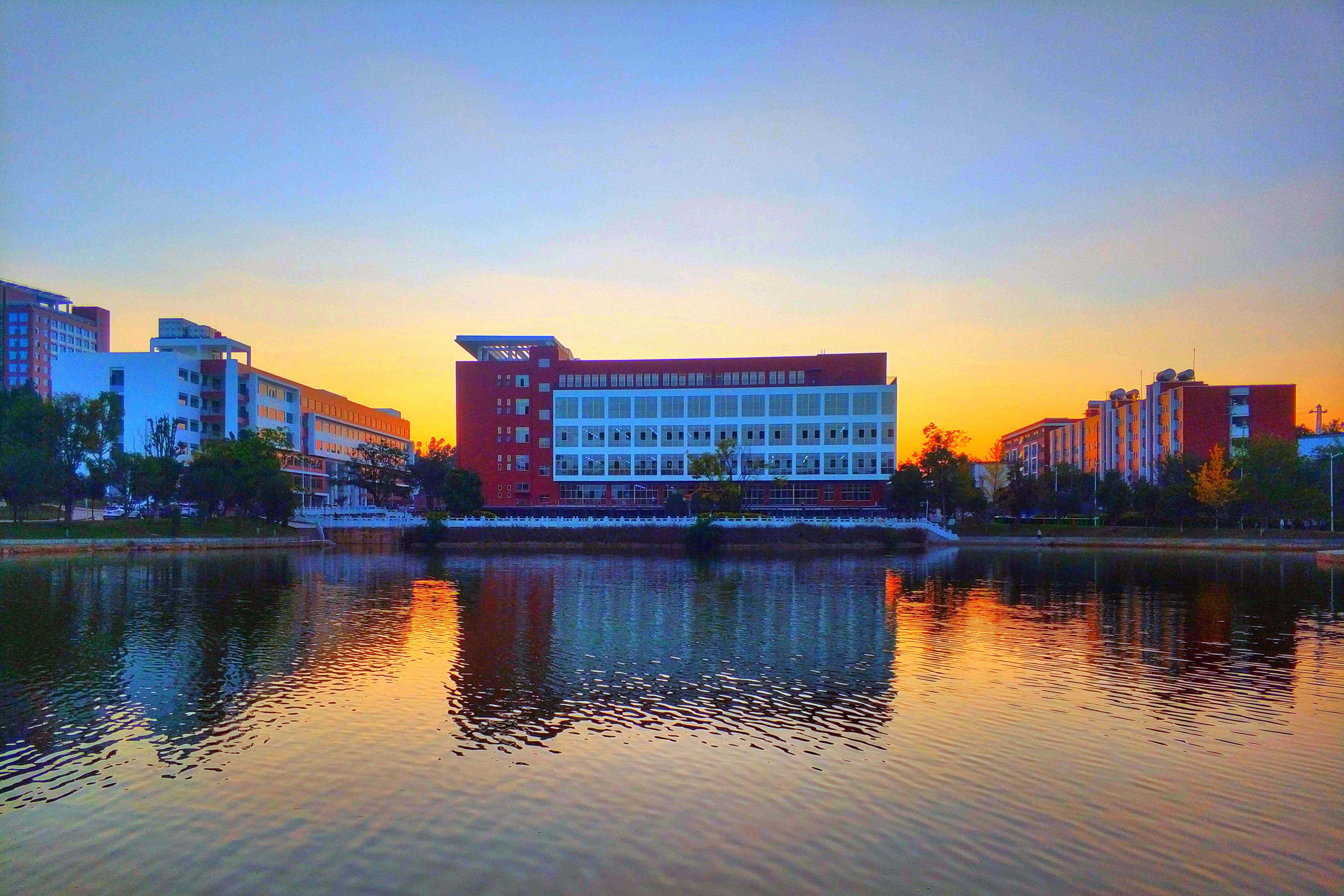 图书馆侧影.jpg